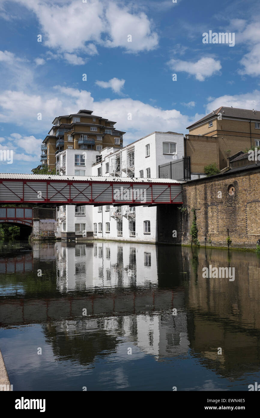 Vista generale di proprietà adiacente al Grand Union Canal nella Westbourne Park area di Londra, Regno Unito Foto Stock