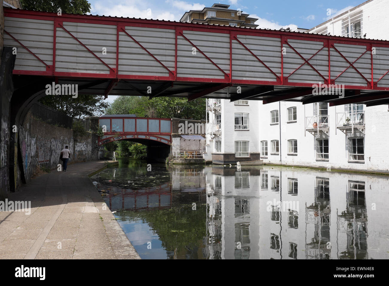 Vista generale di proprietà adiacente al Grand Union Canal nella Westbourne Park area di Londra, Regno Unito Foto Stock