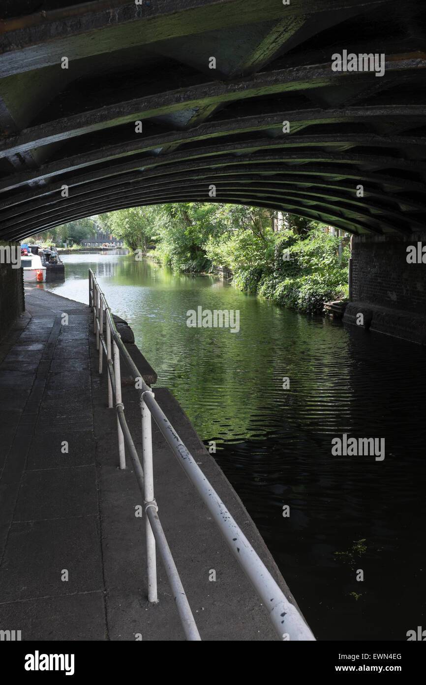 Sottopassaggio lungo il Grand Union Canal in Westbourne Park area di Londra, Regno Unito Foto Stock