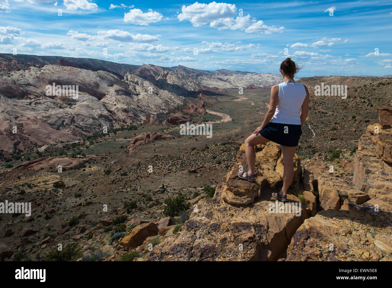 Giovane Donna che guarda verso il basso le Halls Creek si affacciano Capital Reef National Park Foto Stock