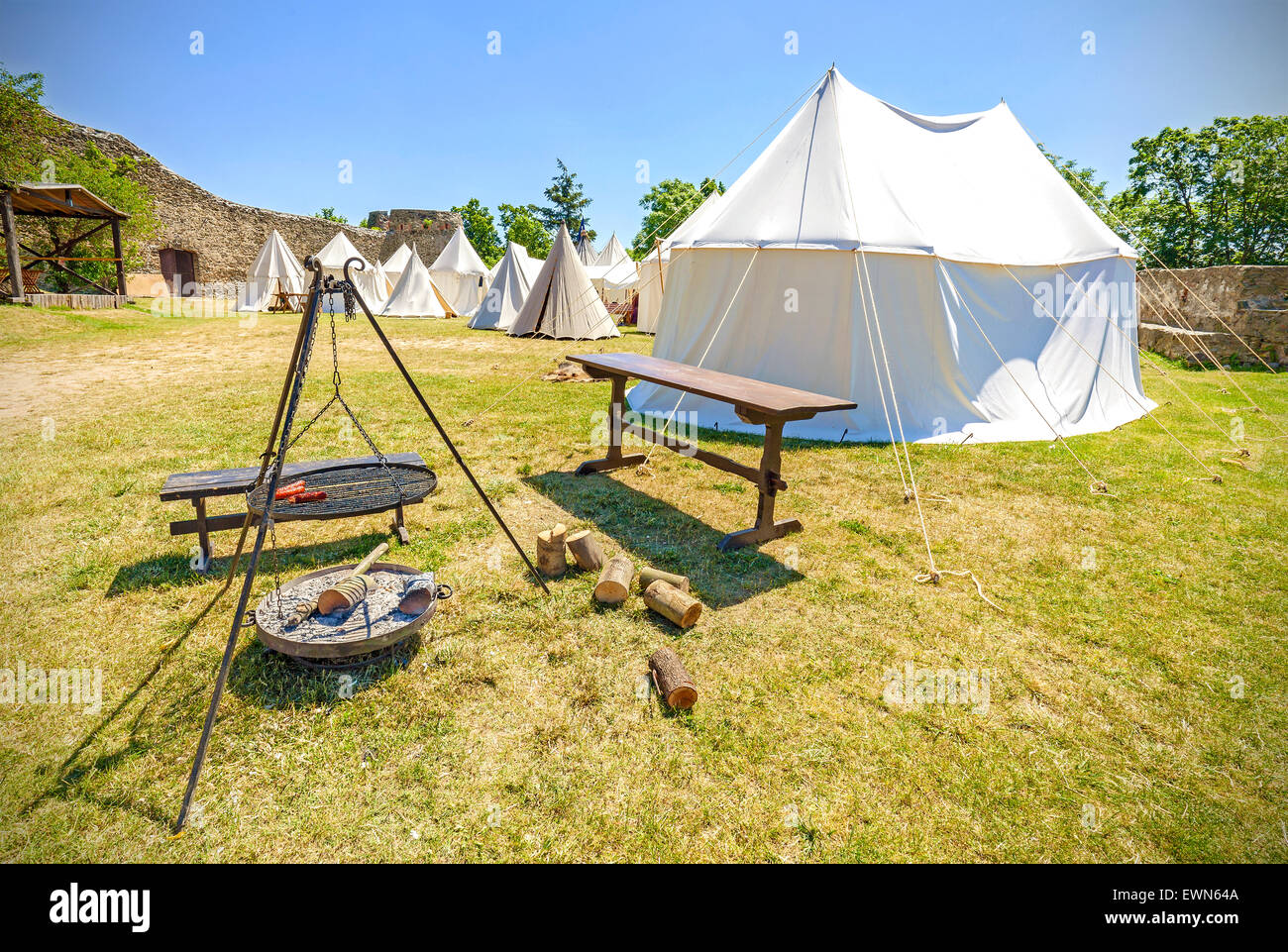 Stile medievale e tenda e campo di fuoco, Bolkow in Polonia. Foto Stock
