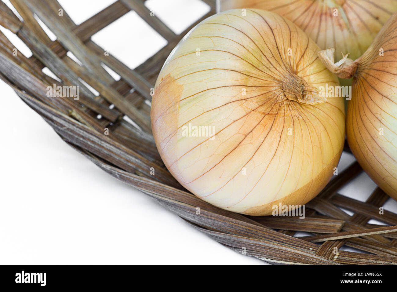 Onion nel cestello di bambù bianco isolato Foto Stock