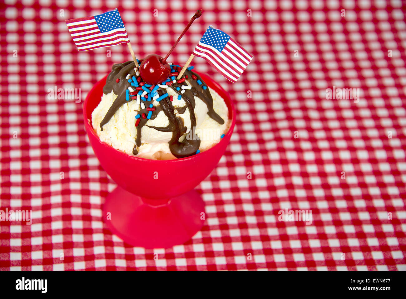 Bandierine americane su una al cioccolato caldo con gelato rosso, bianco e blu spruzza. Foto Stock
