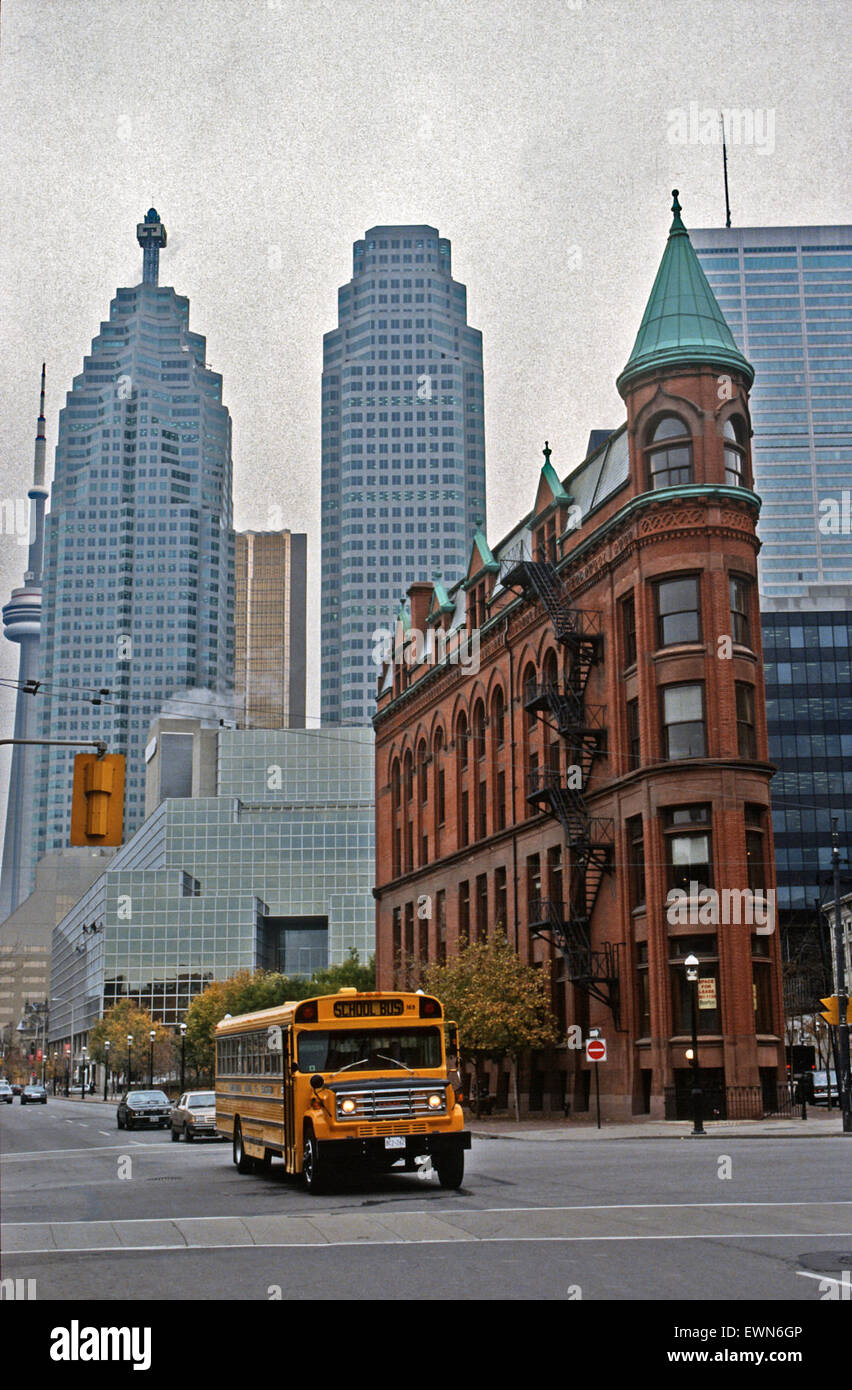 TORONTO CANADA, scena di strada con il caratteristico colore giallo bus di scuola Foto Stock