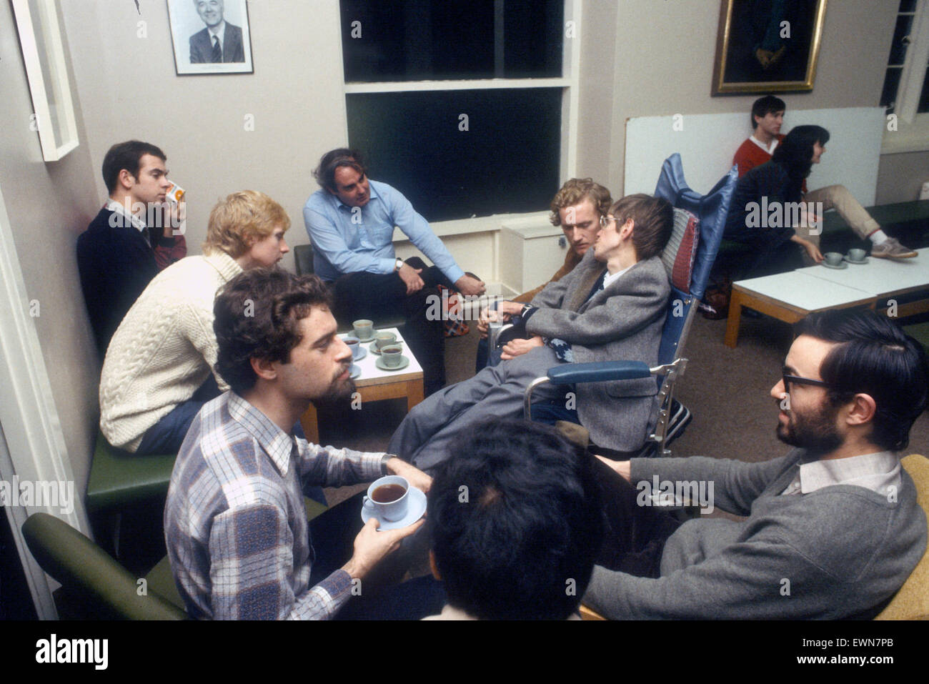 Stephen Hawkins parla di post grad studenti durante il tea break Foto Stock