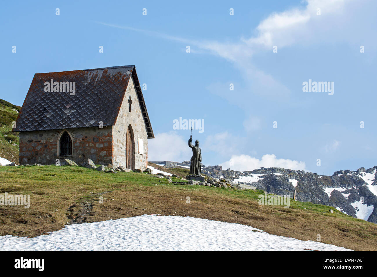 La cappella e la statua di abbé Pierre Chanoux , Col du Petit-Saint-Bernard / Piccolo San Bernardo in Francia-Italia frontiera, Alpi Foto Stock