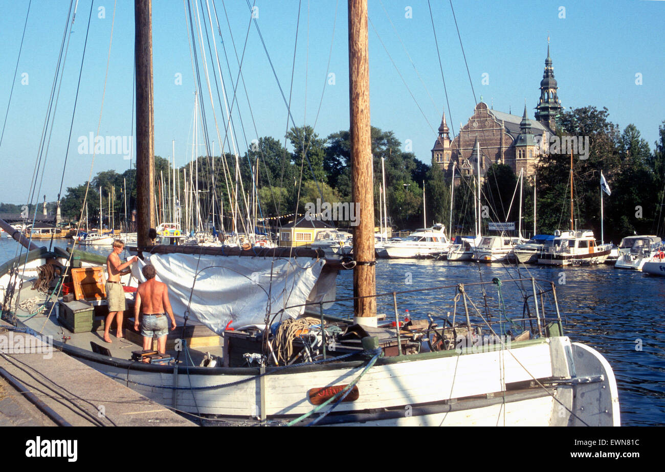 Stoccolma SVEZIA un gruppo di uomini a bordo di una barca a vela ormeggiata barca Foto Stock