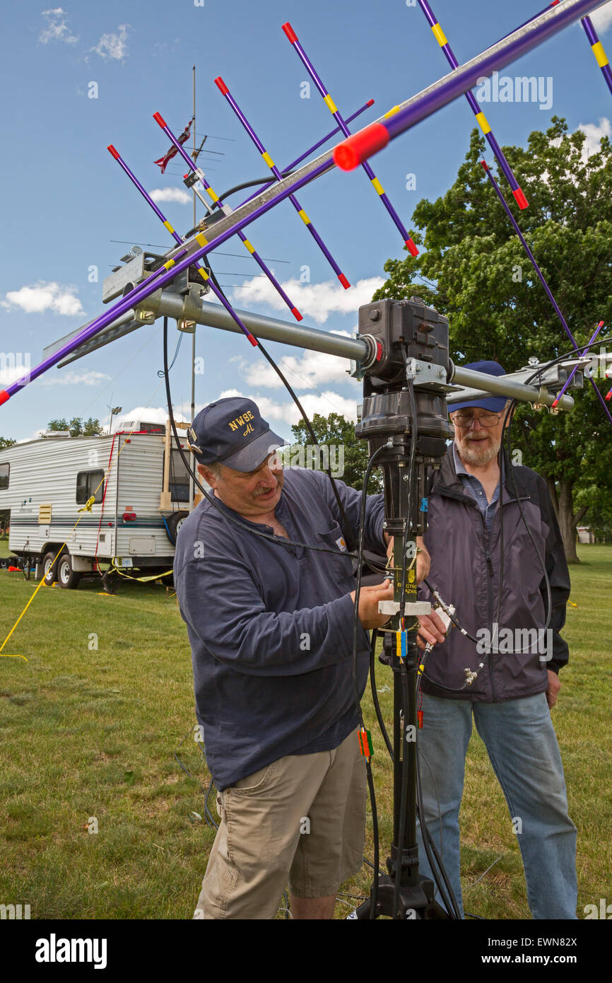 Livonia, Michigan - radioamatori impostare una antenna per connettersi a un satellite di comunicazioni. Foto Stock