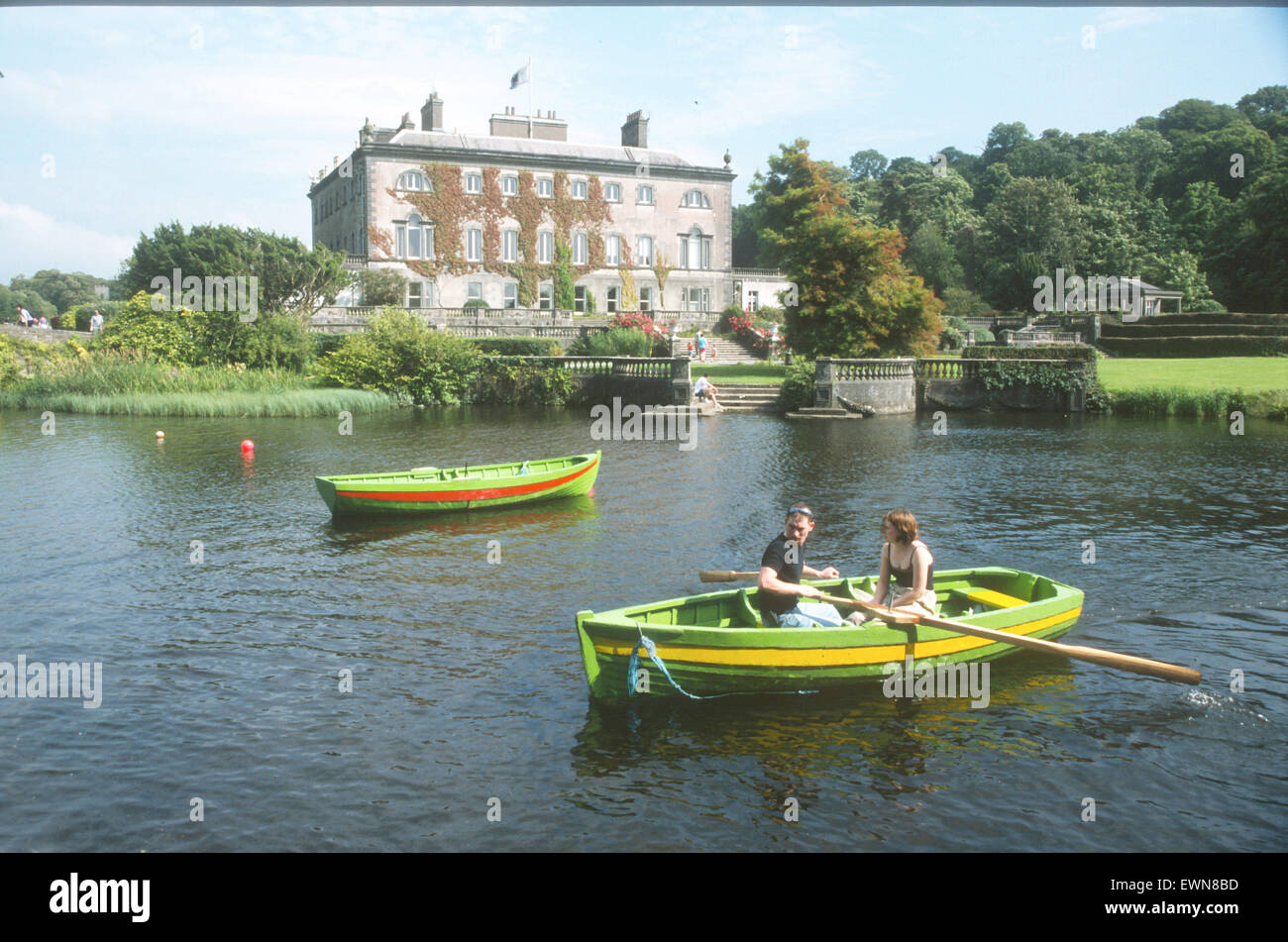 Una coppia in una barca a remi a casa di Westport Irlanda Foto Stock