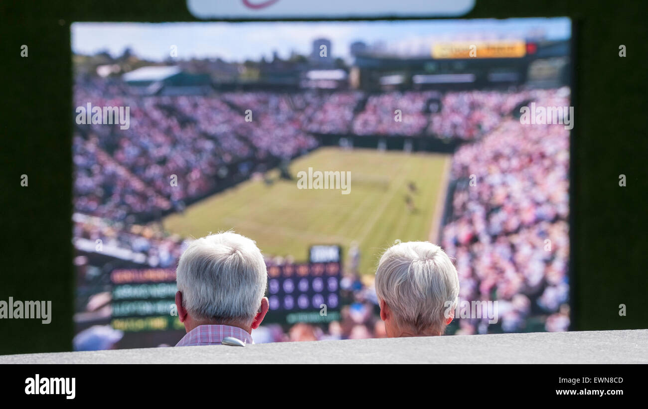 Londra, Regno Unito. Il 29 giugno 2015. Un paio di guardare la prima giornata di Wimbledon Tennis sottoposta a screening live gratuitamente su un gigantesco monitor presso il convogliatore, al di fuori del Municipio. Credito: Stephen Chung / Alamy Live News Foto Stock