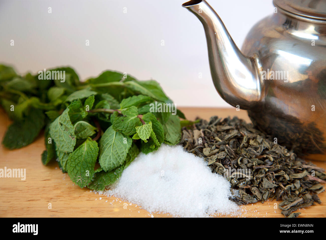 Teiera ,zucchero,tè verde e menta piperita per fare il tè marocchino Foto Stock