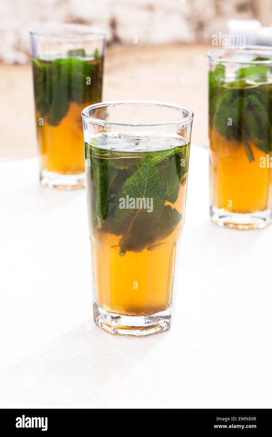 Tre Bicchieri di tè verde con la menta piperita Foto Stock
