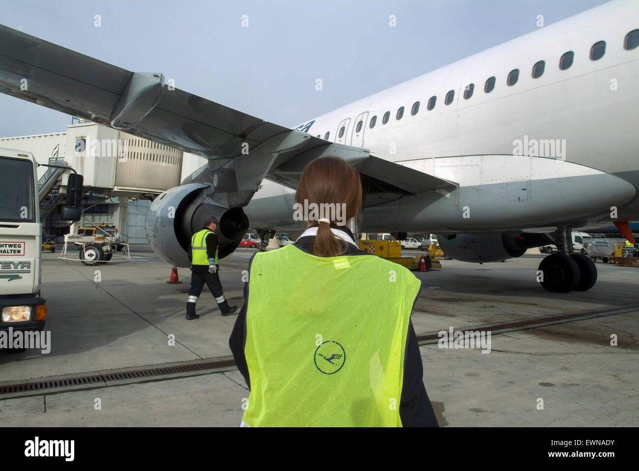 Aviazione Lufthansa tedesca controlli aereo prima di iniziare Foto Stock