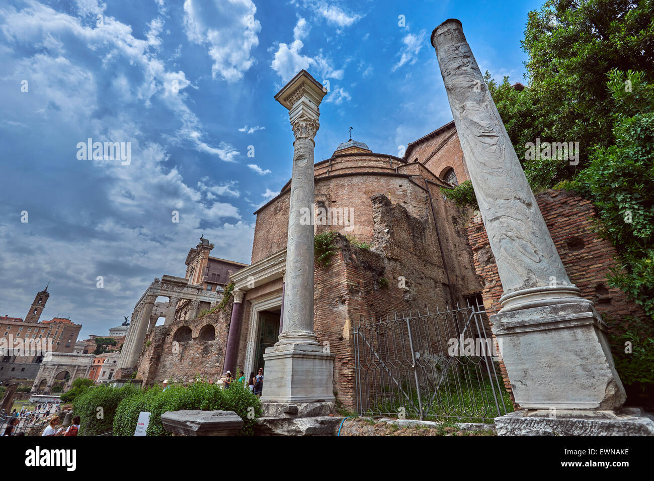 Il Foro Romano è un foro rettangolare al centro della città di Roma Foto Stock