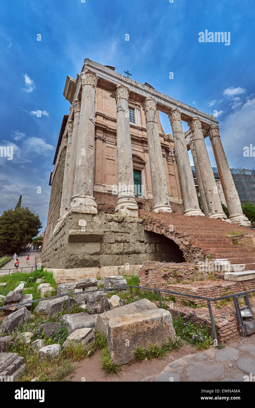 Il Foro Romano è un foro rettangolare al centro della città di Roma Foto Stock