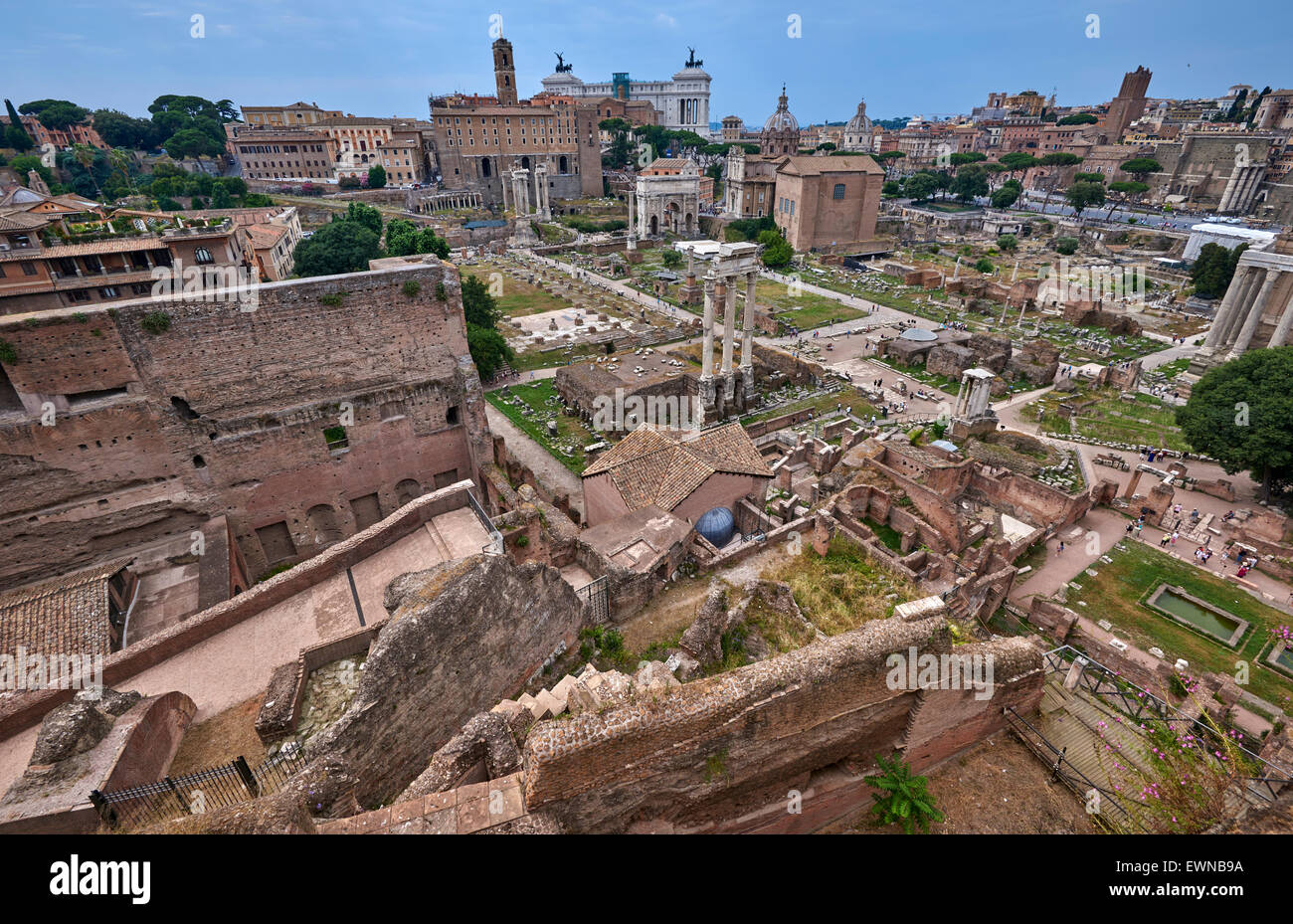 Il Foro Romano è un foro rettangolare al centro della città di Roma Foto Stock