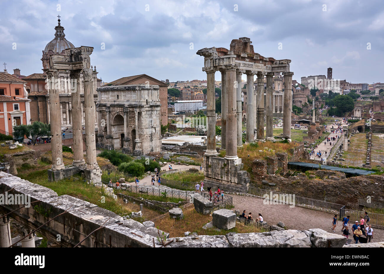 Il Foro Romano è un foro rettangolare al centro della città di Roma Foto Stock