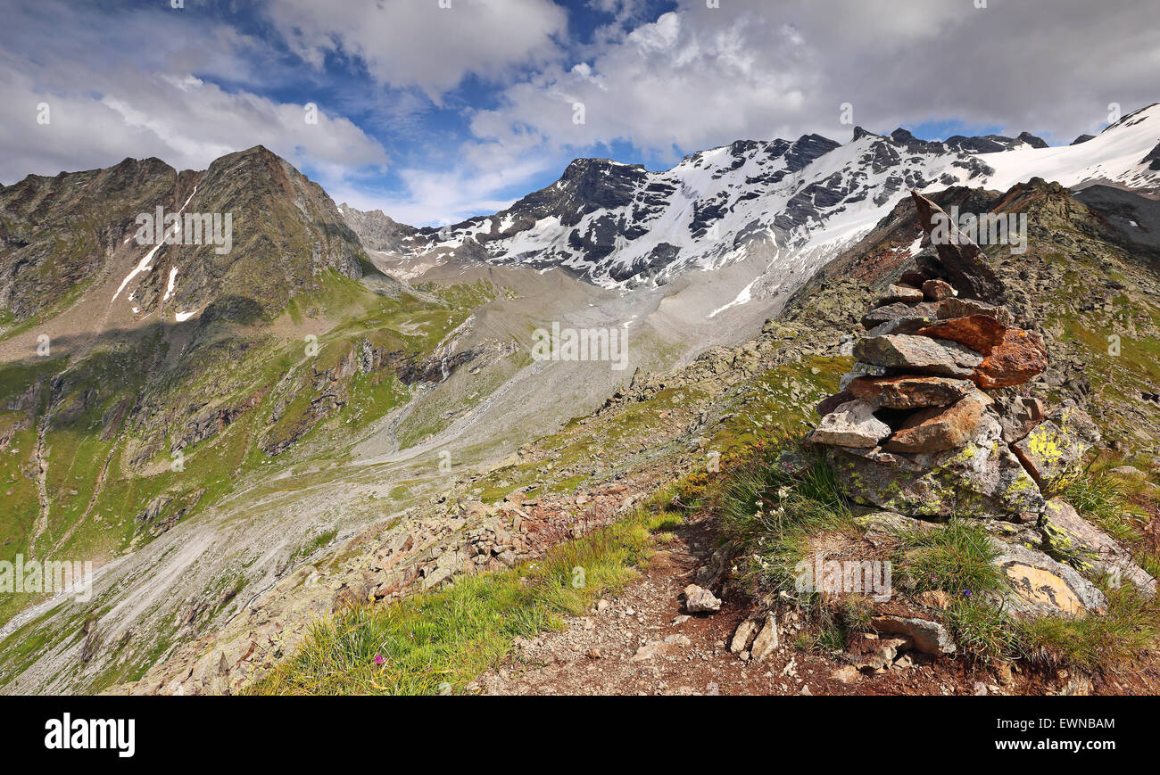 Valle glaciale. La Grande Rousse massiccio. Il 'Haute Route Glaciaire' trail. La Valgrisenche valle. Foto Stock