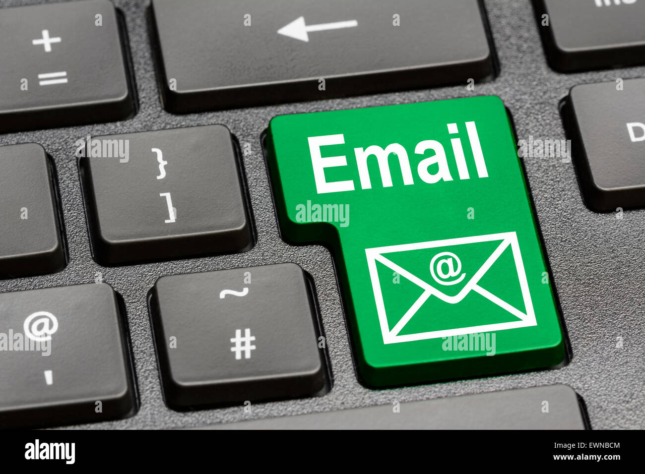 Tastiera del computer con un apposito tasto di posta elettronica. Foto Stock