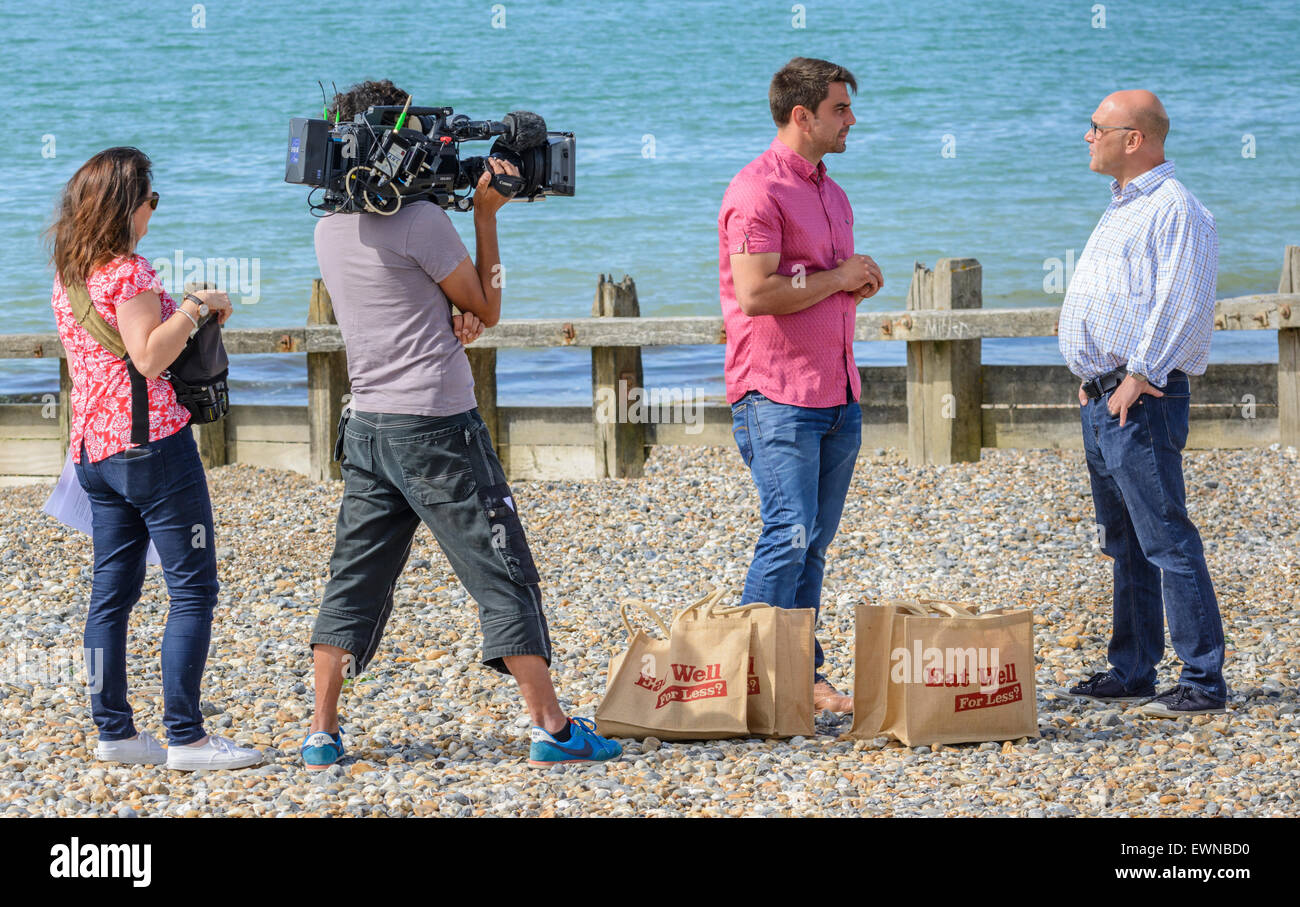 Gregg Wallace e Chris Bavin riprese per il mangiare bene per meno TV show su una spiaggia di LITTLEHAMPTON, WEST SUSSEX, in Inghilterra, Regno Unito. Foto Stock