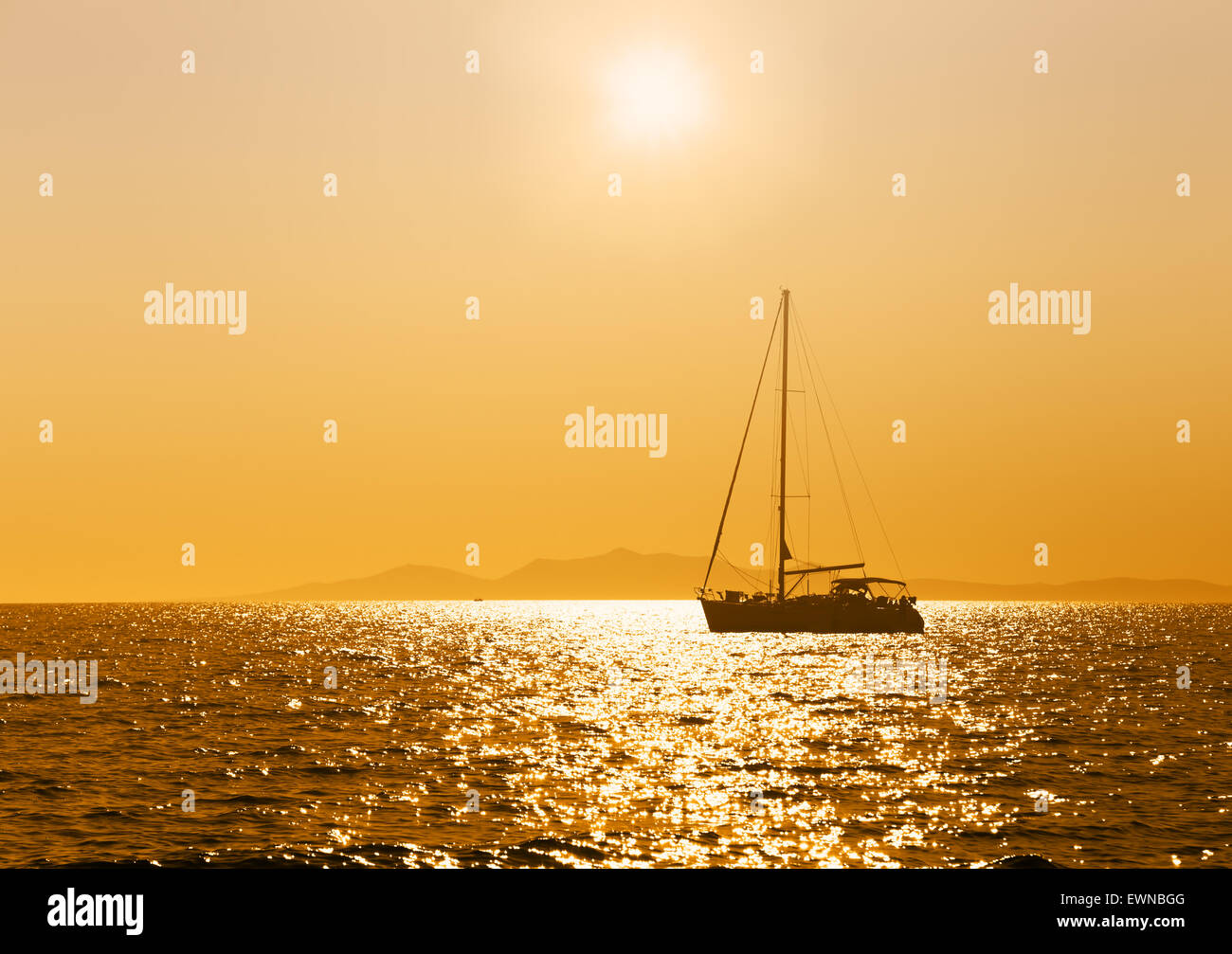 Mare, tramonto, yacht. Foto Stock