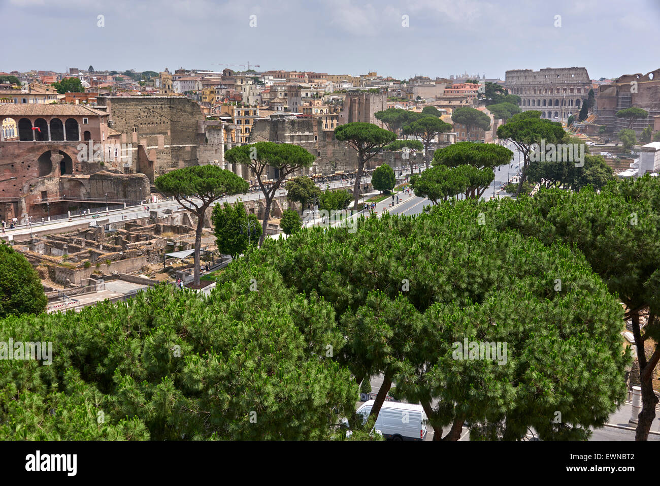 Il Foro Romano è un foro rettangolare al centro della città di Roma Foto Stock