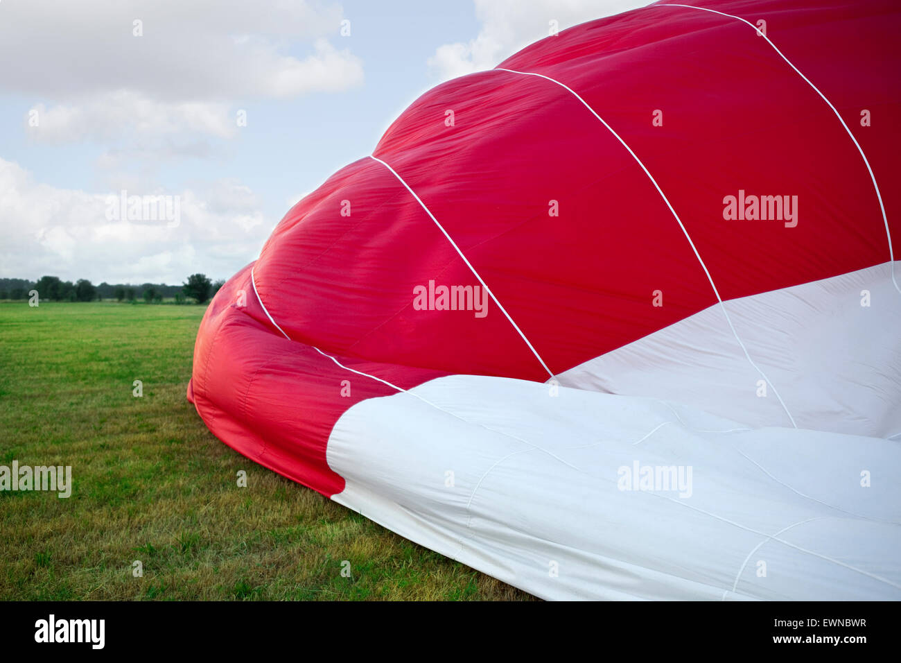 Pompaggio di un palloncino in un prato prima di volare Foto Stock