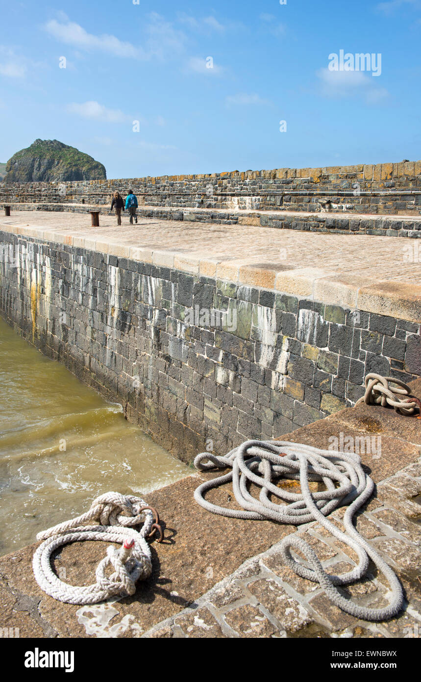 La parete del porto a Mullion Cove, Cornwall, Regno Unito Foto Stock