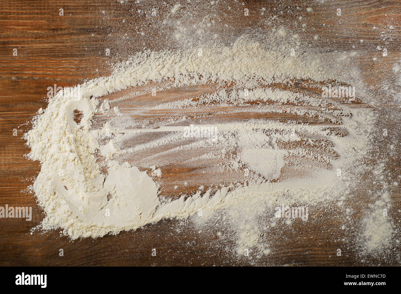 Farina bianca su un usurato scrivania in legno. Foto Stock