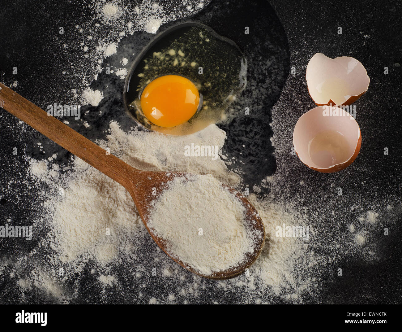 Sfondo di cottura con uovo, gusci di uova e farina. Messa a fuoco selettiva Foto Stock