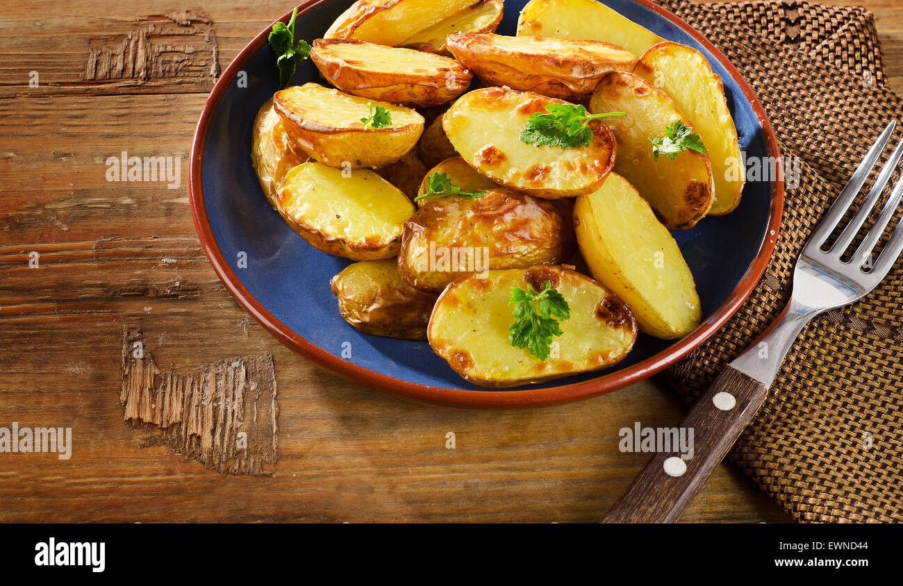 Patate fritte con erbe fresche. Messa a fuoco selettiva Foto Stock