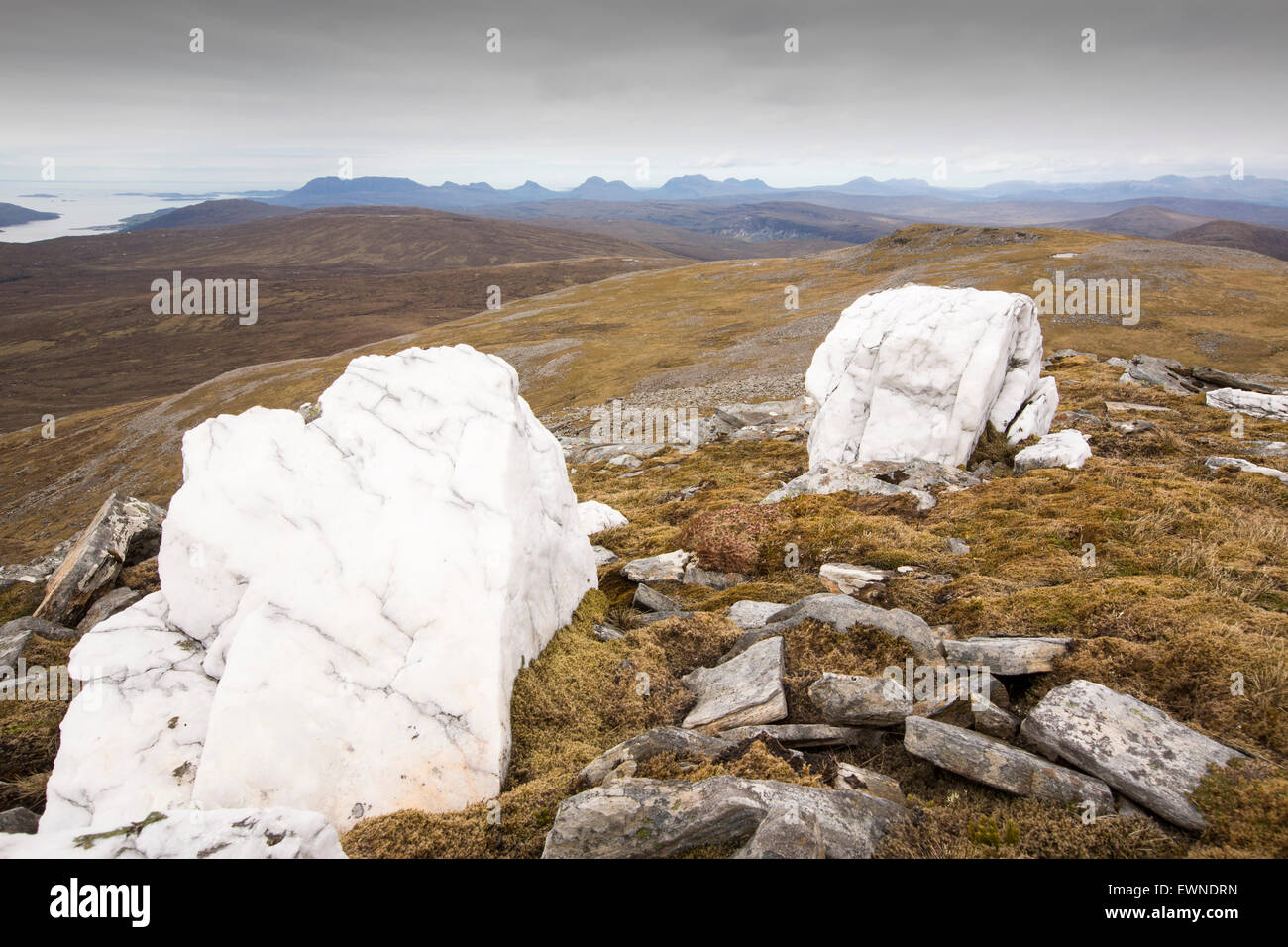 Guardando verso le colline Assynt presi da Eididh nan Clach Geala, Highlands, Scozia, con grandi massi di quarzo in Foto Stock