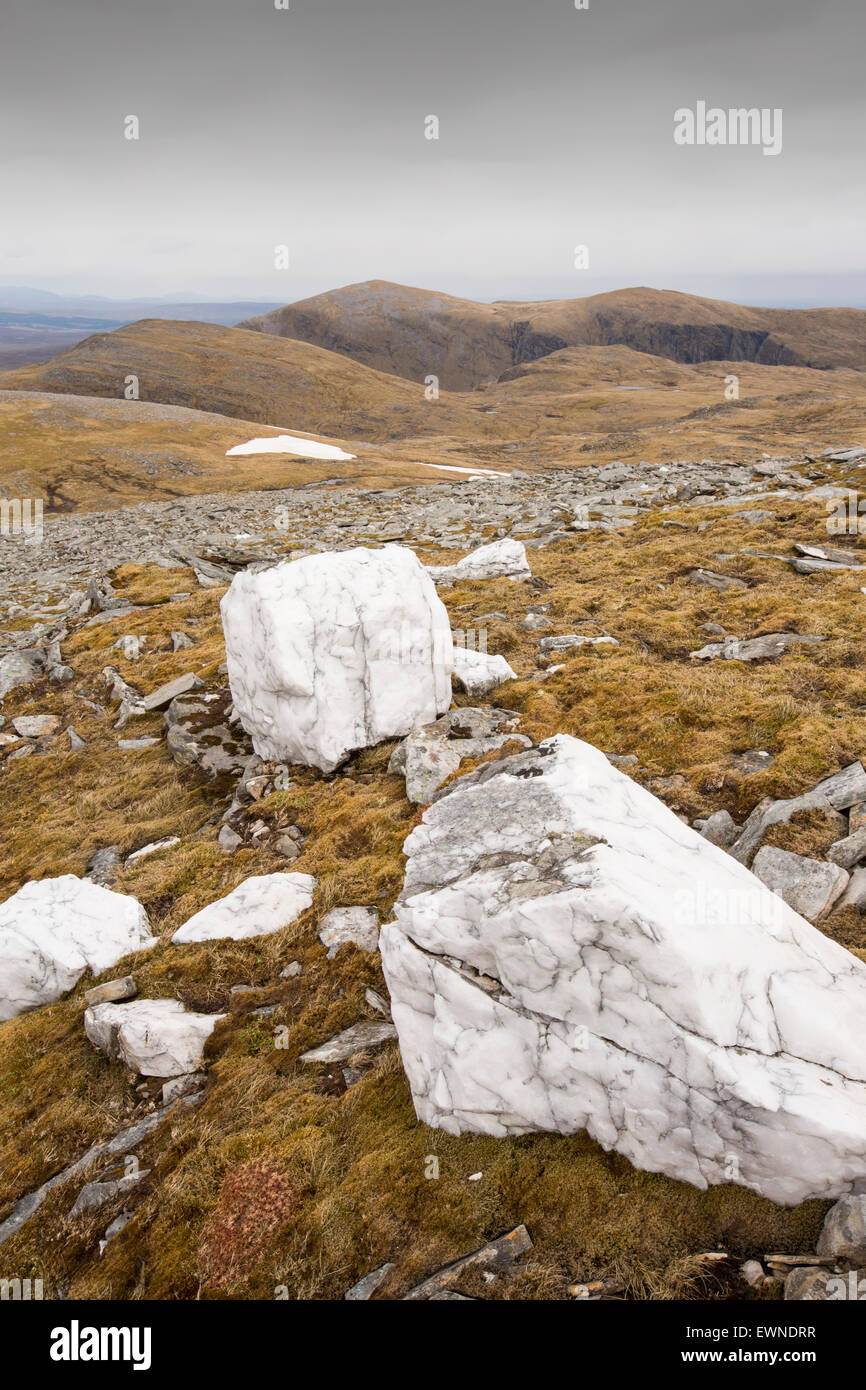 Seana Bhraigh, un telecomando Munro vicino a Ullapool presi da Eididh nan Clach Geala, Highlands, Scozia, con grandi massi di quarzo in primo piano. Foto Stock
