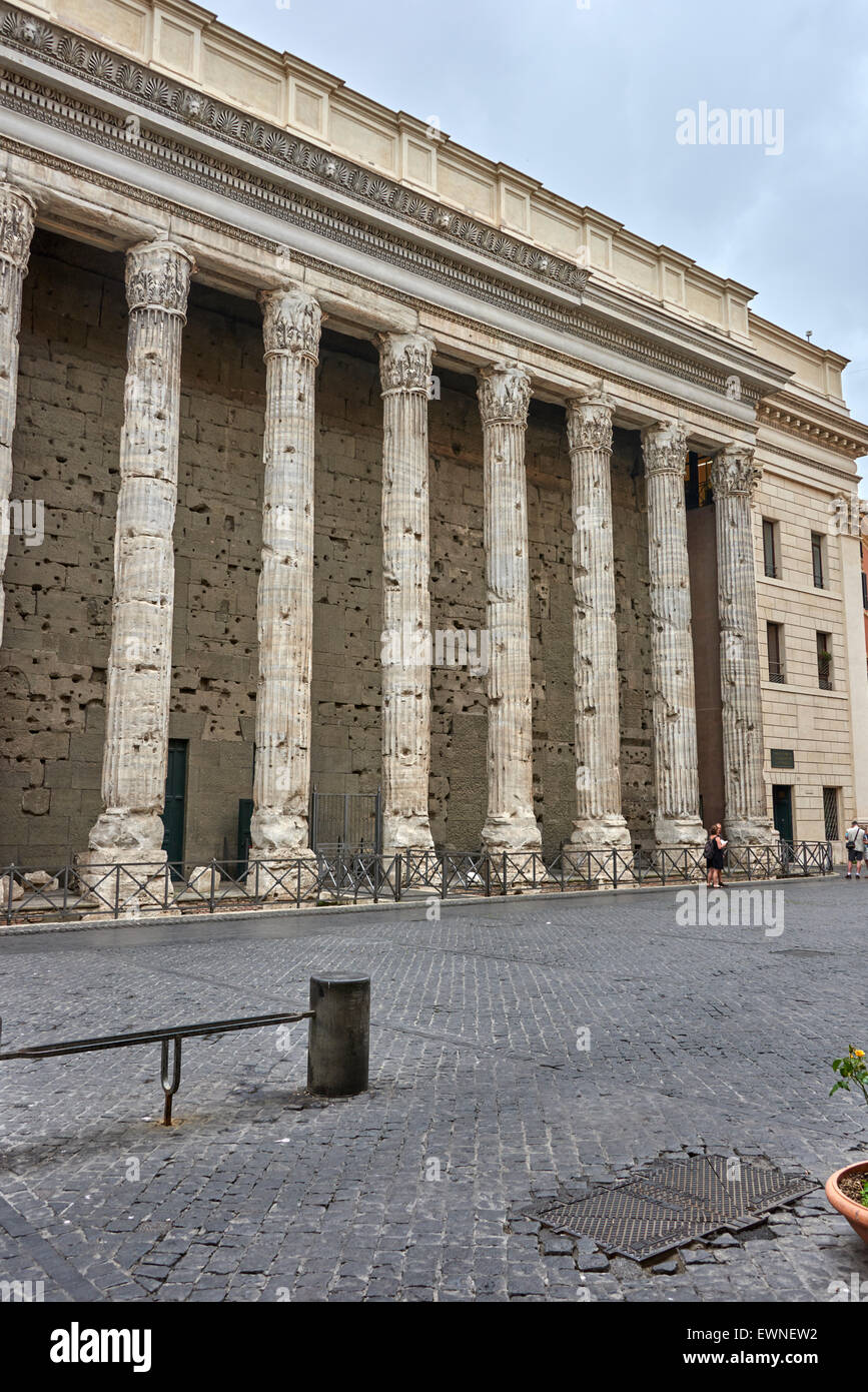 Il Tempio di Adriano (o Hadrianeum o Adriano) è un tempio romano che si trova a Roma, in Piazza di Pietra Foto Stock