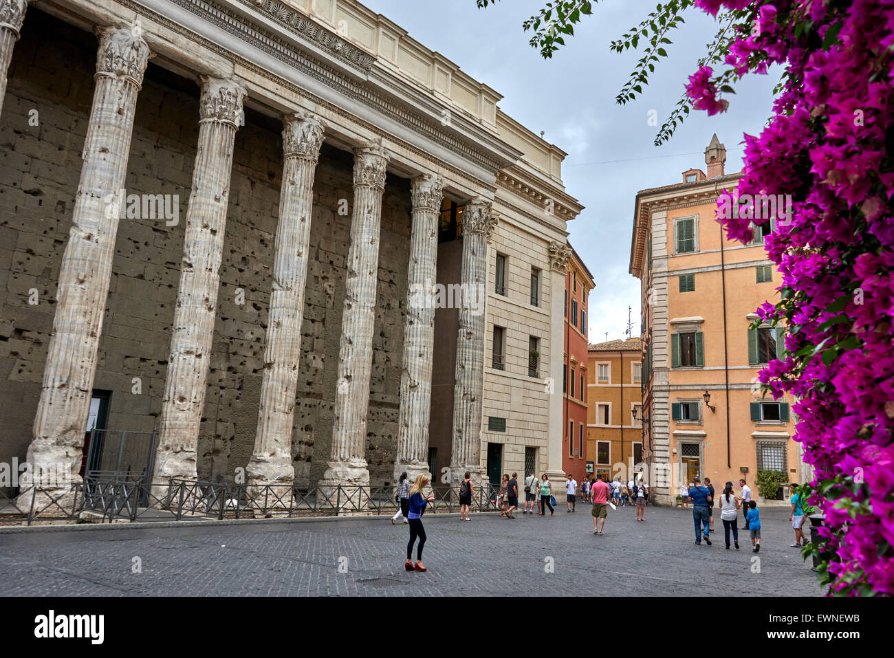 Il Tempio di Adriano (o Hadrianeum o Adriano) è un tempio romano che si trova a Roma, in Piazza di Pietra Foto Stock