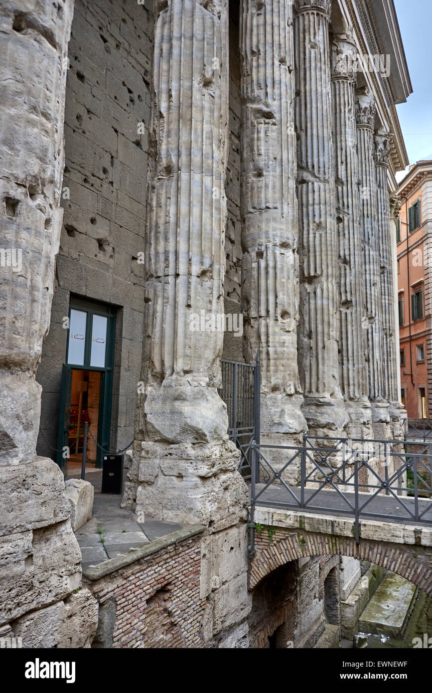 Il Tempio di Adriano (o Hadrianeum o Adriano) è un tempio romano che si trova a Roma, in Piazza di Pietra Foto Stock