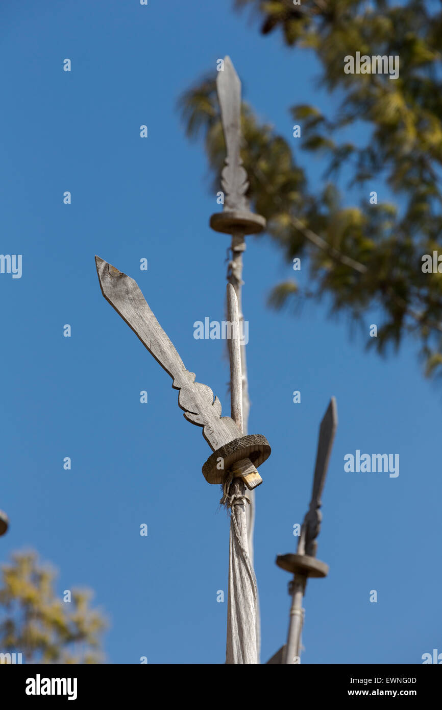Spade sulla bandiera poli, Jakar, Bumthang, Bhutan Foto Stock