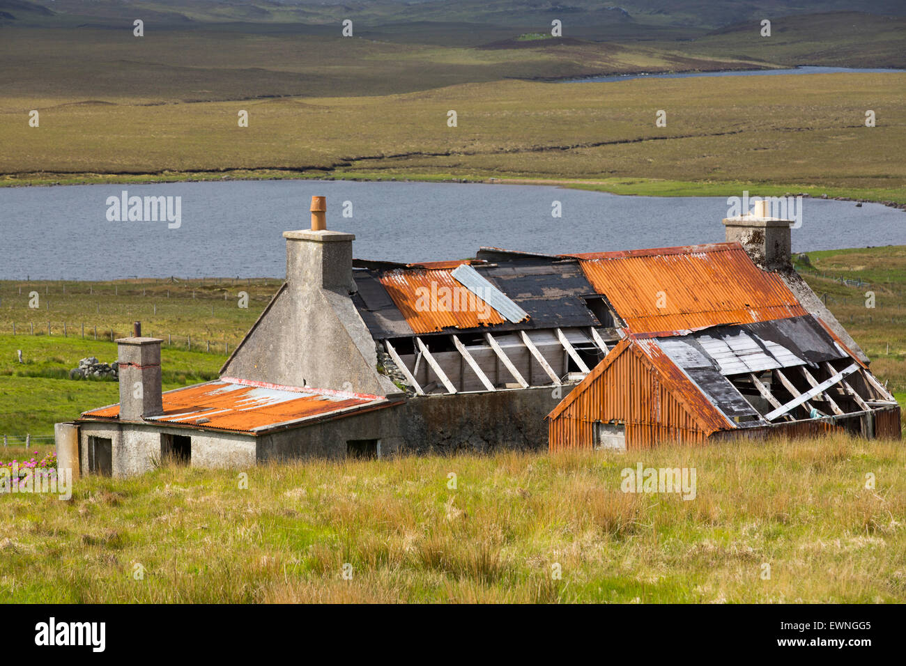 Un vecchio abbandonato casa croft a Achmore sull'isola di Lewis, Ebridi Esterne, Scotland, Regno Unito. Foto Stock