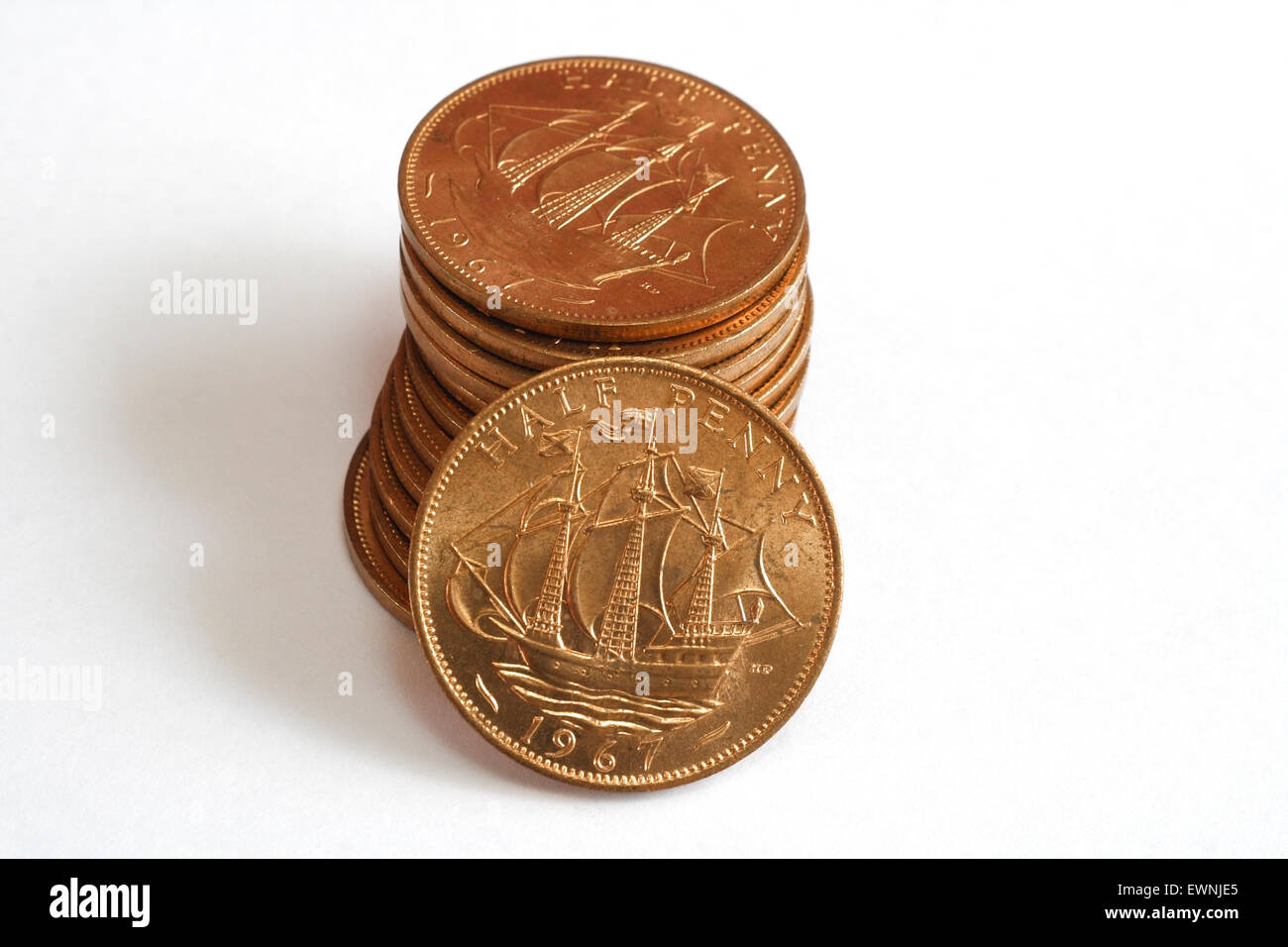 Pila di British 1967 Metà penny monete Foto Stock