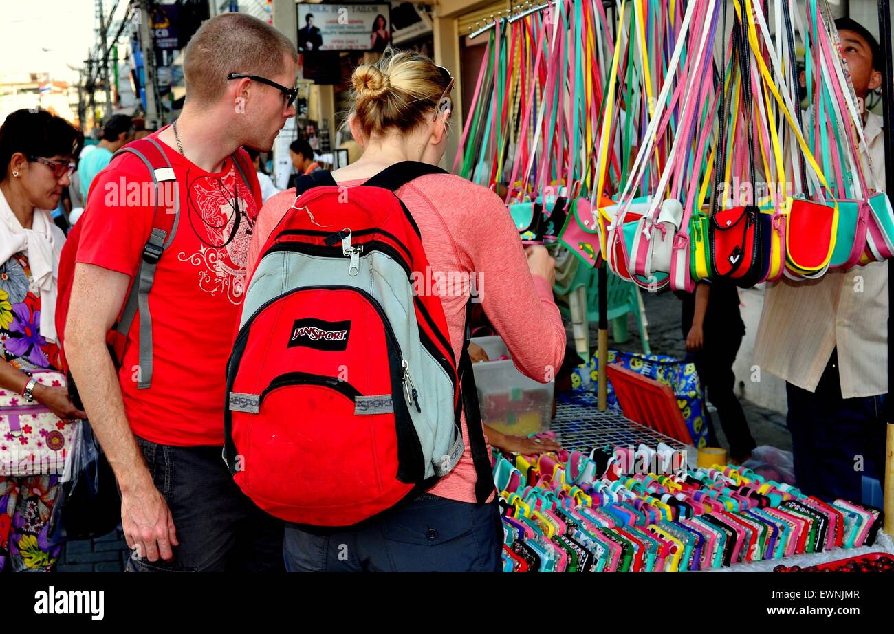Chiang Mai, Thailandia: i turisti occidentali negozi di artigianato presso la strada a piedi domenica mercato su Thanon Ratchadamnoen Foto Stock