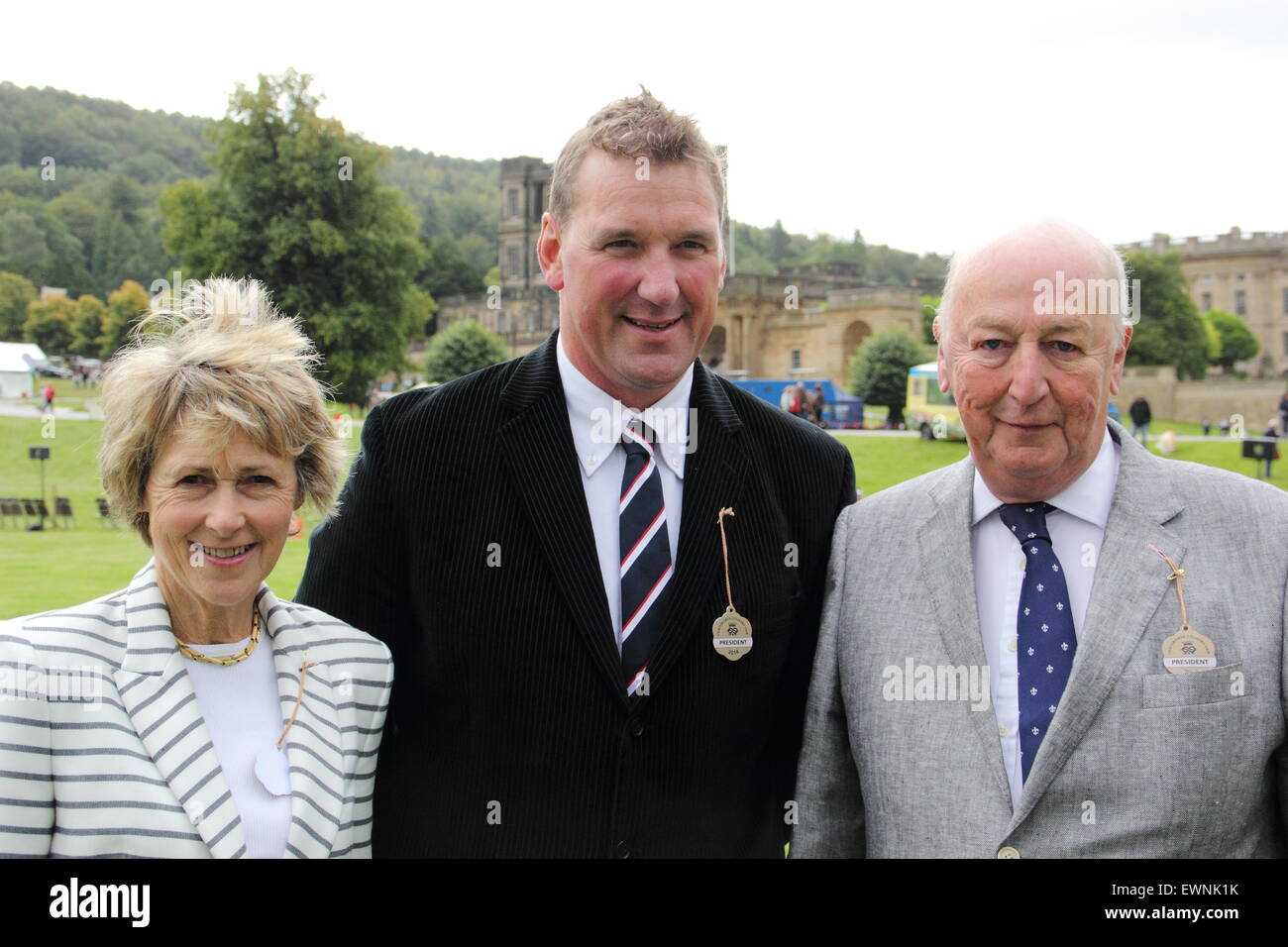 Olypmian, Matthew Pinsent (al centro) con il dodicesimo Duca (r) e la Duchessa di Devonshire fuori Chatsworth House 2014 Foto Stock