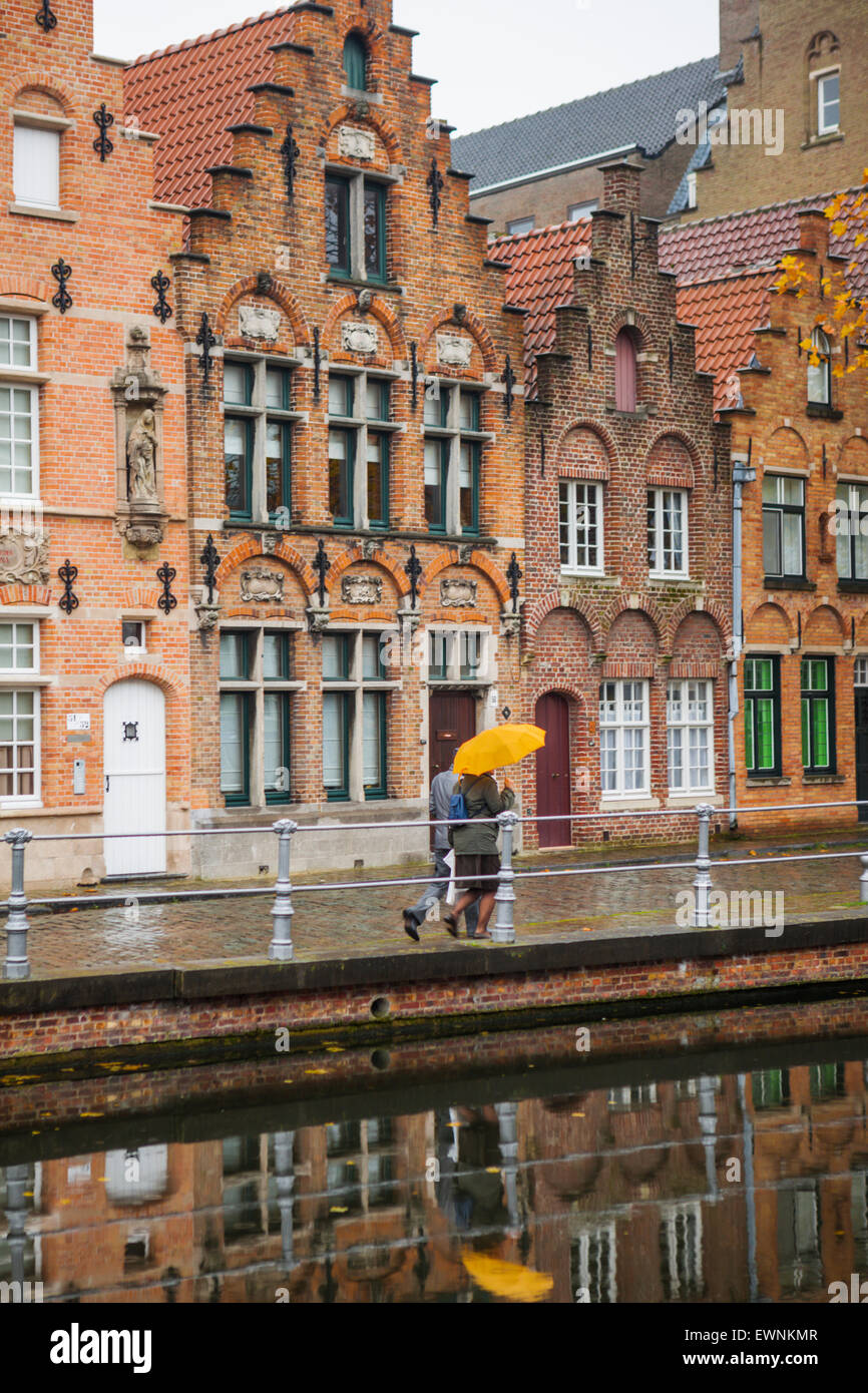 Canal scena, il centro storico di Bruges, Belgio Foto Stock