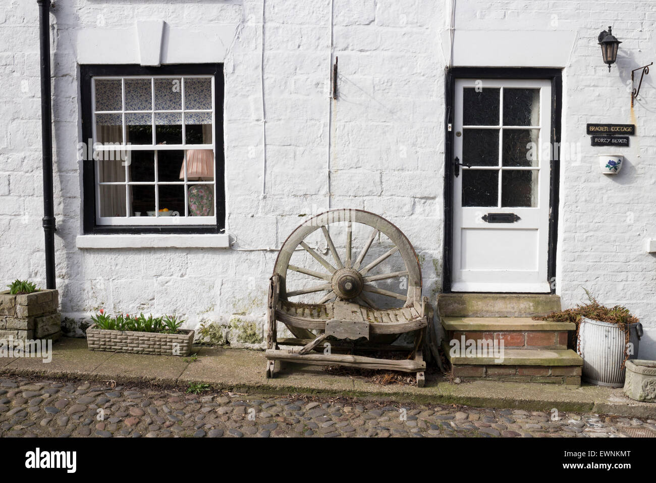 In legno antico banco appoggiate in primo piano, Filey, North Yorkshire Foto Stock