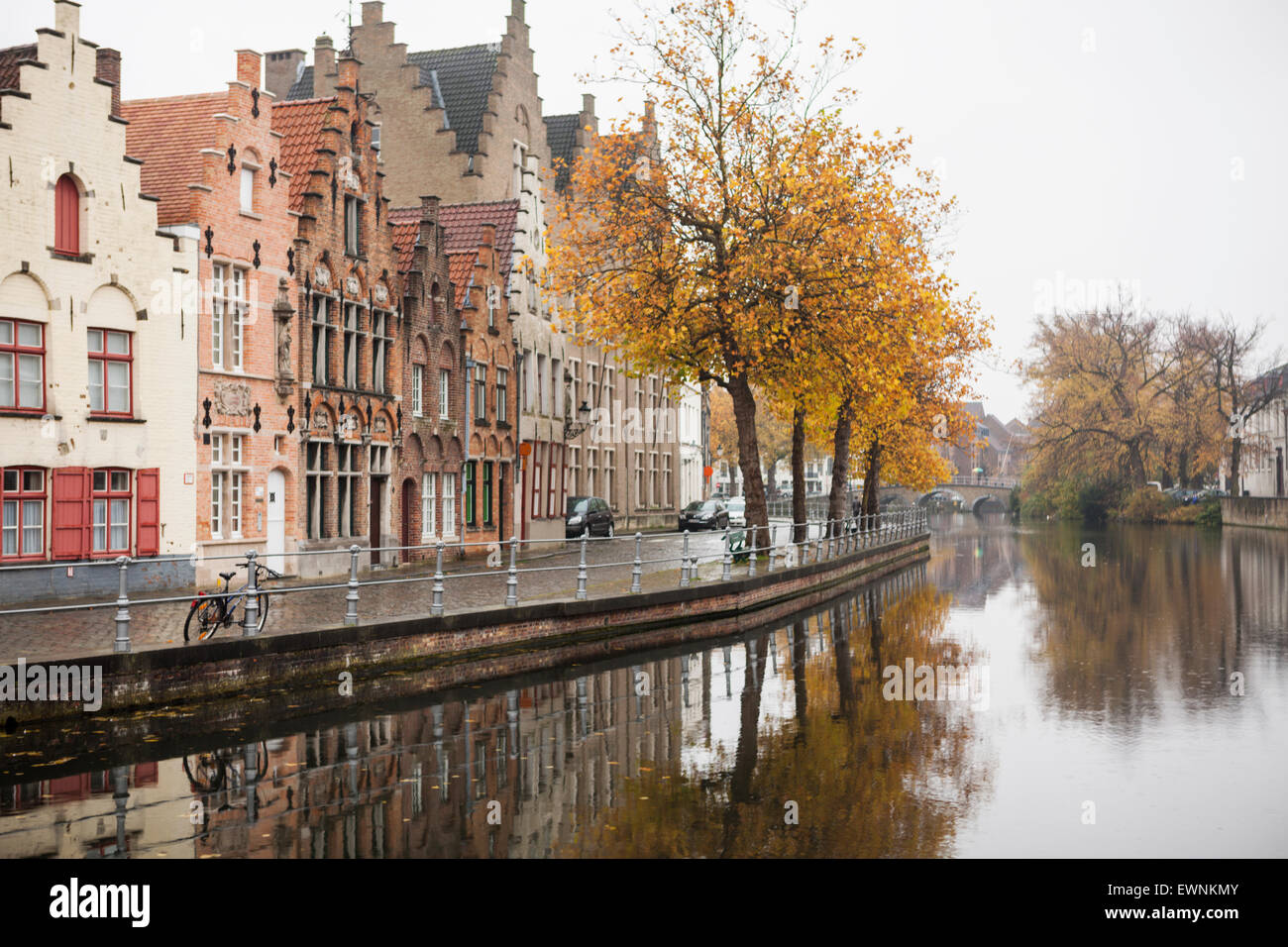 Canal scena, il centro storico di Bruges, Belgio Foto Stock