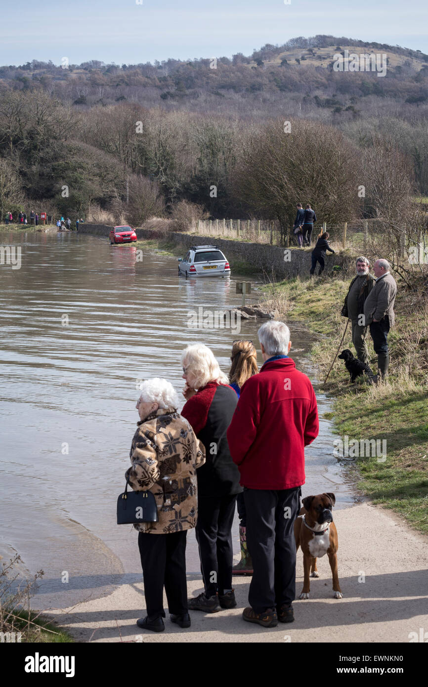 Alta Marea percorrendo la strada a nuovi granai vicino a Arnside, Cumbria. Foto Stock