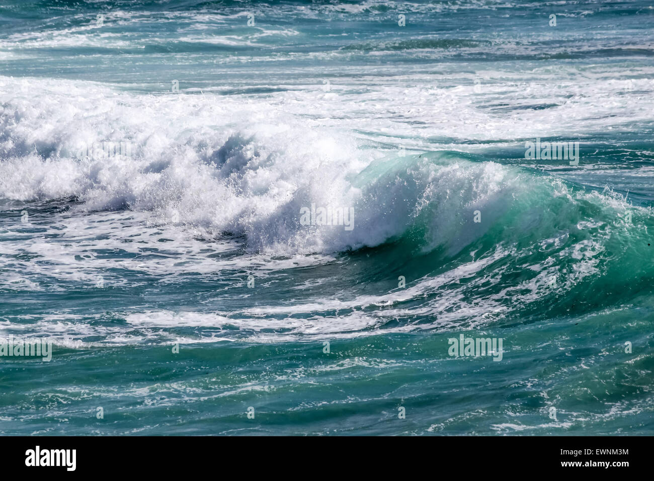 Grandi onde sulla spiaggia di Slea Head, Iveragh Peninsula, nella contea di Kerry, Irlanda Foto Stock