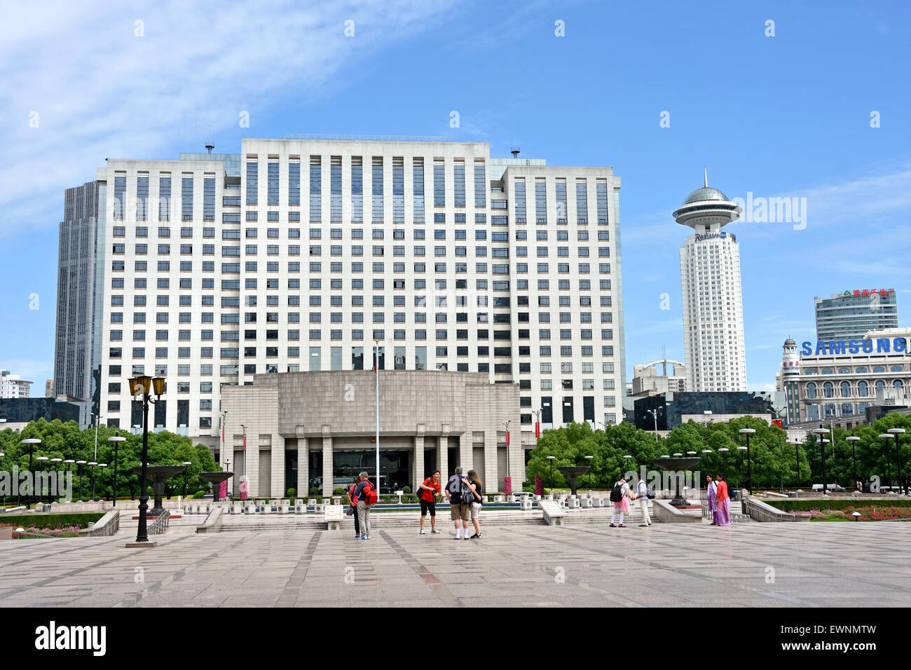Fontana con persone e bambini, Piazza del Popolo, Palazzo del Governo Municipale, comune di Shanghai, città skyline della Cina Foto Stock