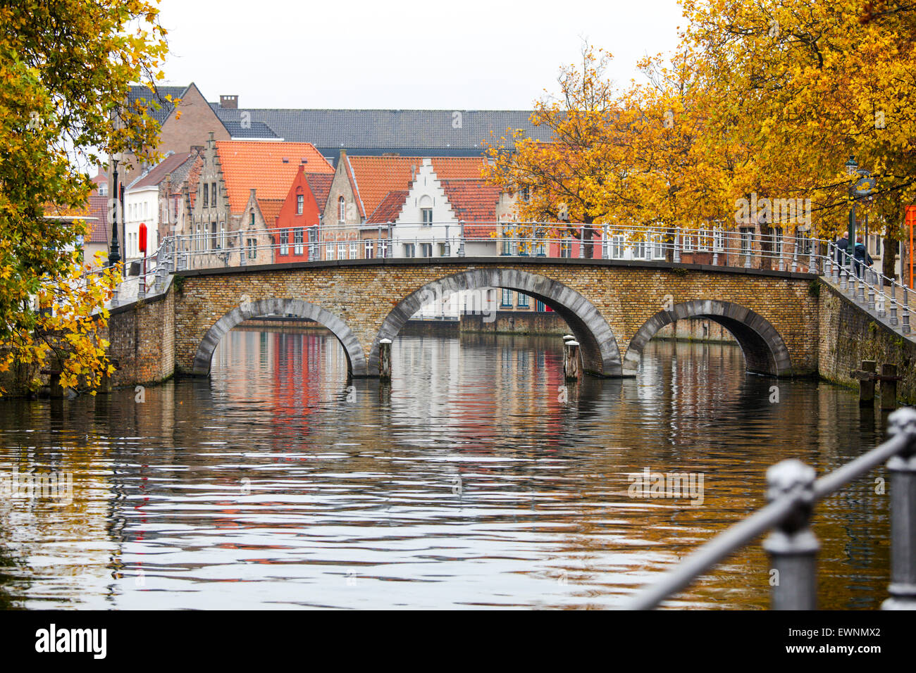 Canal scena, il centro storico di Bruges, Belgio Foto Stock