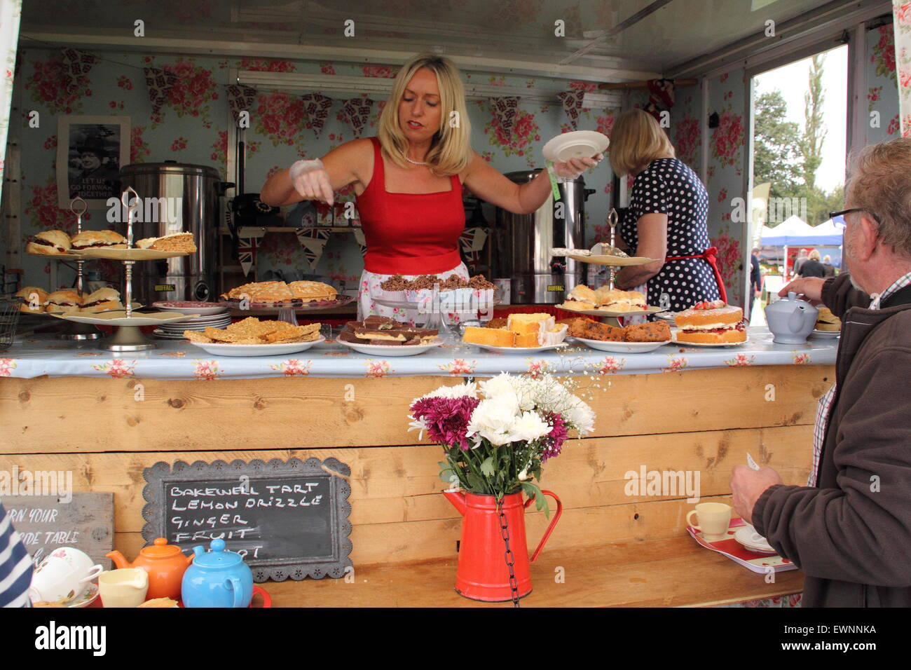 Il tè e i dolci sono offerti per la vendita in un stile vintage tè in stallo Bakewell, Peak District, DERBYSHIRE REGNO UNITO Inghilterra Foto Stock