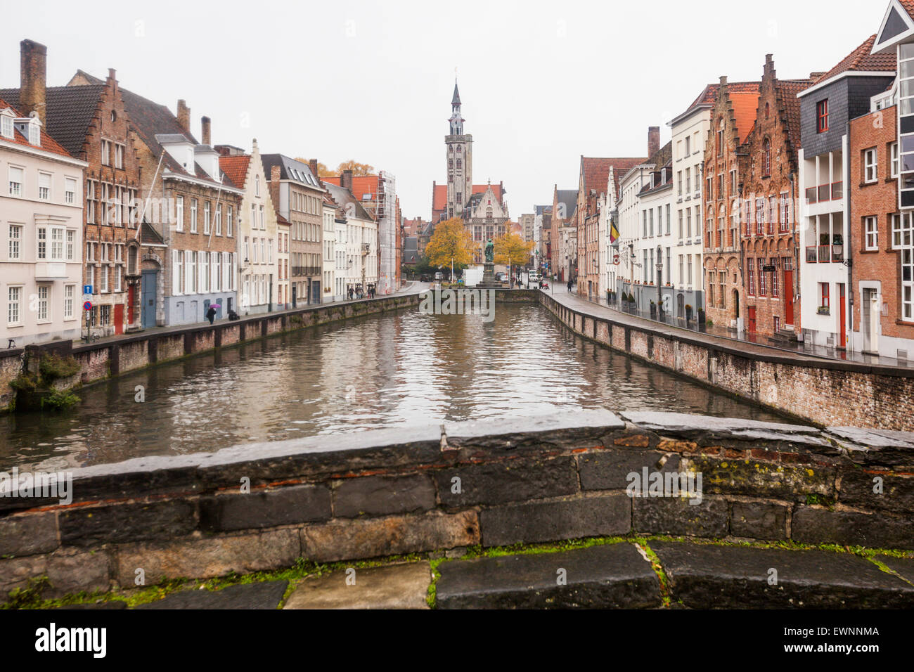 Canal scena, il centro storico di Bruges, Belgio Foto Stock